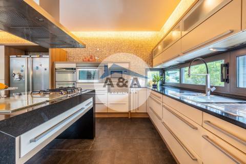 Exclusiva Propriedade de Luxo com Áreas Generosas e Próxima das Praias