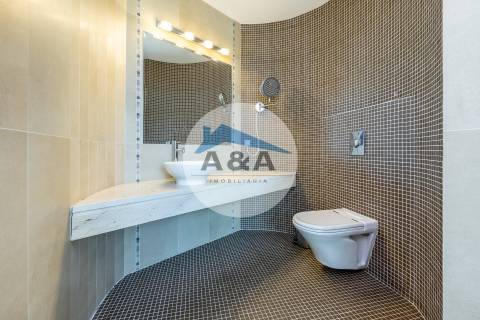 Exclusiva Propriedade de Luxo com Áreas Generosas e Próxima das Praias