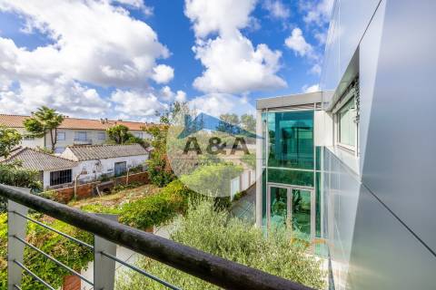 Exclusiva Propriedade de Luxo com Áreas Generosas e Próxima das Praias