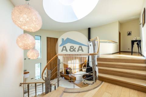 Exclusiva Propriedade de Luxo com Áreas Generosas e Próxima das Praias