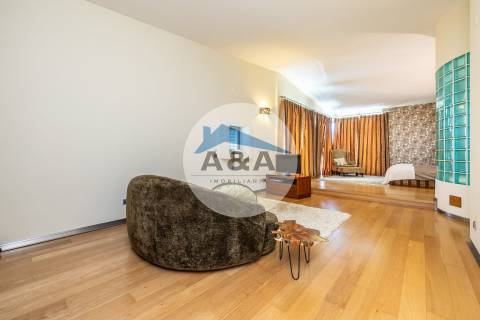 Exclusiva Propriedade de Luxo com Áreas Generosas e Próxima das Praias