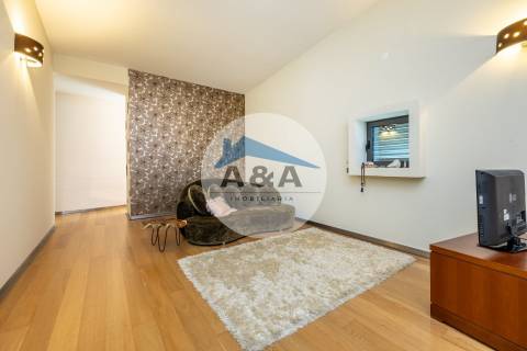 Exclusiva Propriedade de Luxo com Áreas Generosas e Próxima das Praias