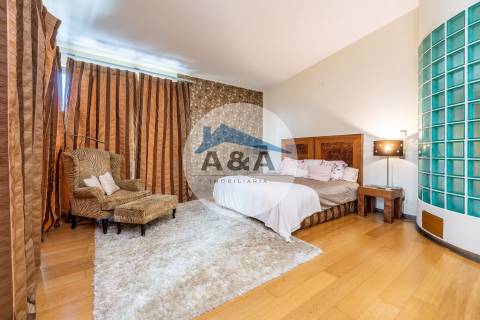 Exclusiva Propriedade de Luxo com Áreas Generosas e Próxima das Praias