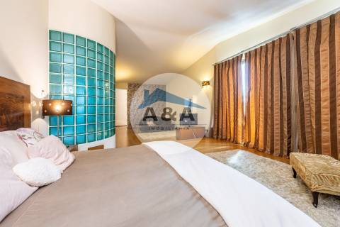 Exclusiva Propriedade de Luxo com Áreas Generosas e Próxima das Praias