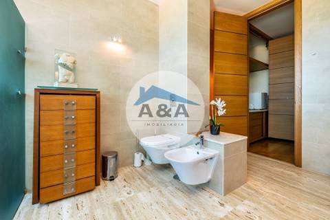 Exclusiva Propriedade de Luxo com Áreas Generosas e Próxima das Praias