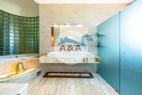 Exclusiva Propriedade de Luxo com Áreas Generosas e Próxima das Praias