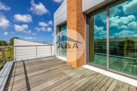 Exclusiva Propriedade de Luxo com Áreas Generosas e Próxima das Praias