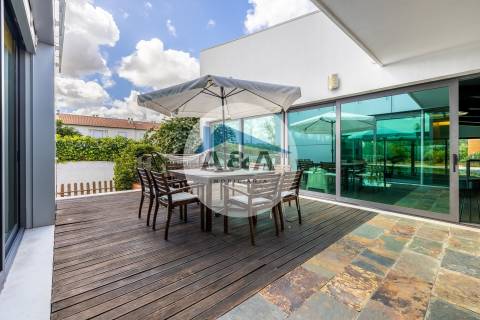 Exclusiva Propriedade de Luxo com Áreas Generosas e Próxima das Praias