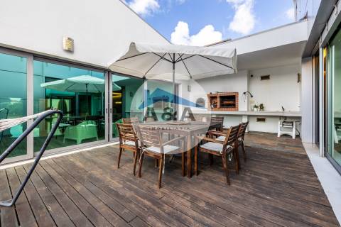 Exclusiva Propriedade de Luxo com Áreas Generosas e Próxima das Praias