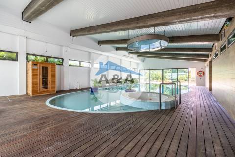 Exclusiva Propriedade de Luxo com Áreas Generosas e Próxima das Praias