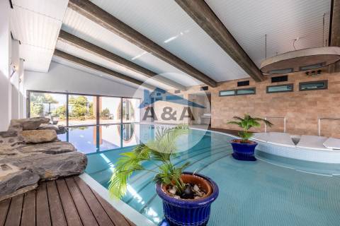 Exclusiva Propriedade de Luxo com Áreas Generosas e Próxima das Praias