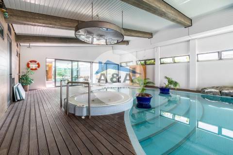 Exclusiva Propriedade de Luxo com Áreas Generosas e Próxima das Praias