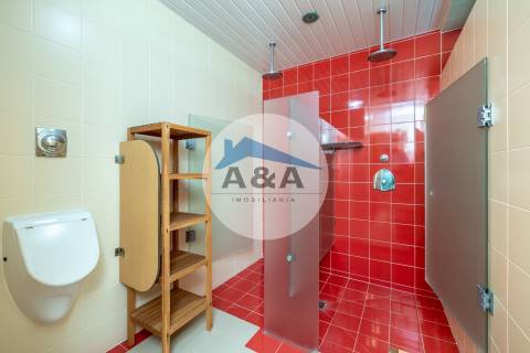 Exclusiva Propriedade de Luxo com Áreas Generosas e Próxima das Praias