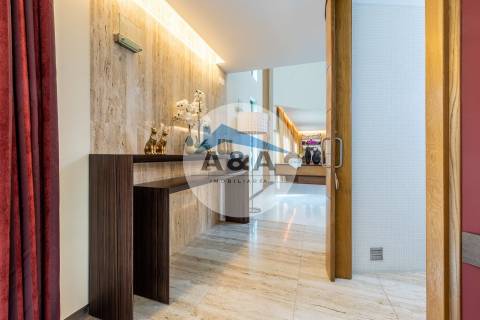 Exclusiva Propriedade de Luxo com Áreas Generosas e Próxima das Praias