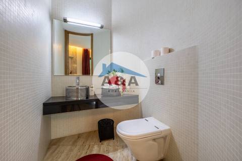 Exclusiva Propriedade de Luxo com Áreas Generosas e Próxima das Praias