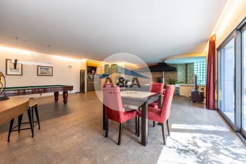 Exclusiva Propriedade de Luxo com Áreas Generosas e Próxima das Praias