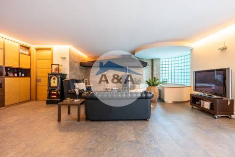 Exclusiva Propriedade de Luxo com Áreas Generosas e Próxima das Praias