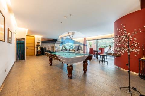 Exclusiva Propriedade de Luxo com Áreas Generosas e Próxima das Praias