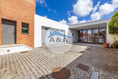 Exclusiva Propriedade de Luxo com Áreas Generosas e Próxima das Praias