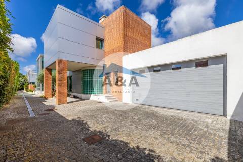 Exclusiva Propriedade de Luxo com Áreas Generosas e Próxima das Praias