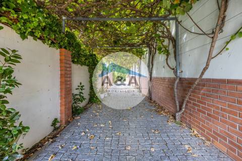 Exclusiva Propriedade de Luxo com Áreas Generosas e Próxima das Praias