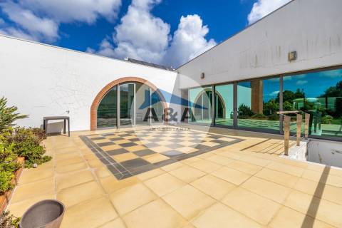 Exclusiva Propriedade de Luxo com Áreas Generosas e Próxima das Praias