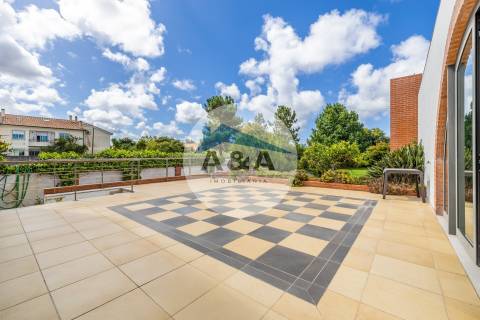 Exclusiva Propriedade de Luxo com Áreas Generosas e Próxima das Praias