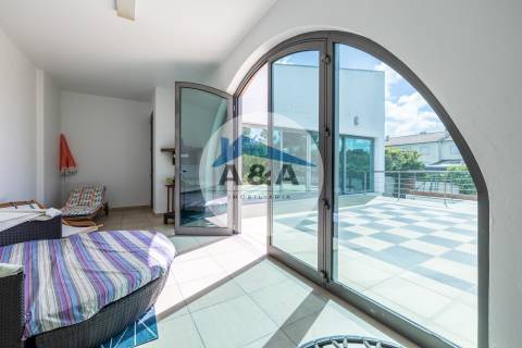 Exclusiva Propriedade de Luxo com Áreas Generosas e Próxima das Praias