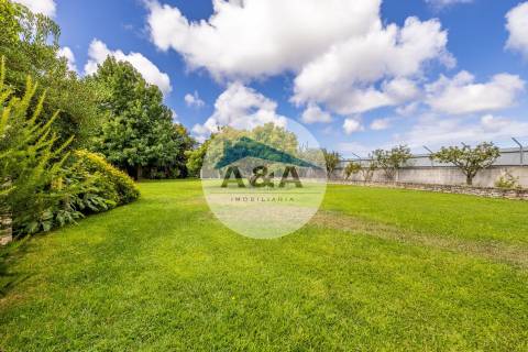 Exclusiva Propriedade de Luxo com Áreas Generosas e Próxima das Praias