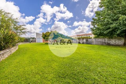 Exclusiva Propriedade de Luxo com Áreas Generosas e Próxima das Praias