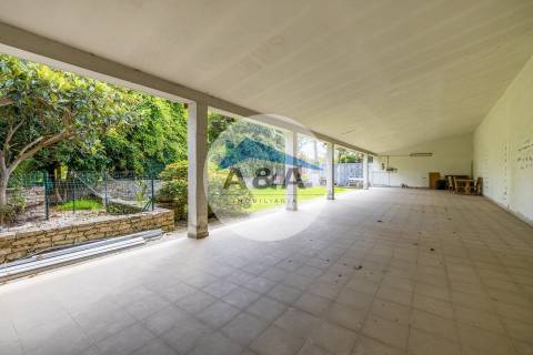 Exclusiva Propriedade de Luxo com Áreas Generosas e Próxima das Praias