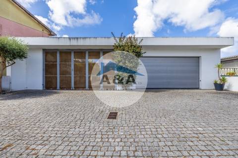 Exclusiva Propriedade de Luxo com Áreas Generosas e Próxima das Praias