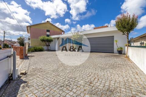 Exclusiva Propriedade de Luxo com Áreas Generosas e Próxima das Praias