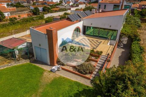 Exclusiva Propriedade de Luxo com Áreas Generosas e Próxima das Praias