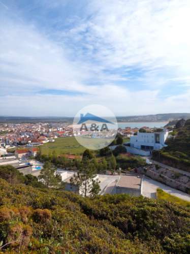 Um refúgio moderno entre o mar e a vila: um projeto exclusivo de São Martinho do Porto