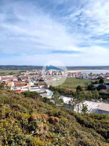 Um refúgio moderno entre o mar e a vila: um projeto exclusivo de São Martinho do Porto