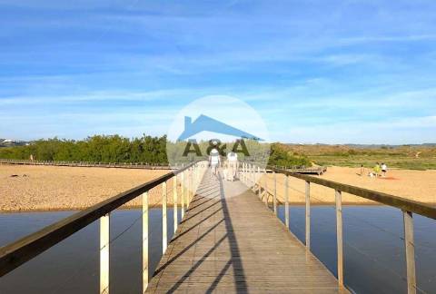 Um refúgio moderno entre o mar e a vila: um projeto exclusivo de São Martinho do Porto