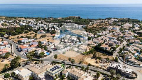 Exclusiva Moradia Contemporânea a 700 metros da Praia de São Rafael – Albufeira