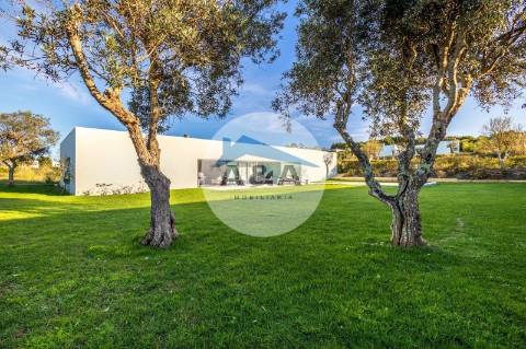 Villa Exclusiva de Arquitetura Contemporânea inserida na Natureza do Bom Sucesso Resort