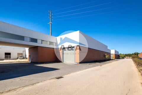 Armazém para Arrendamento perto de Autoestradas e zona Industrial