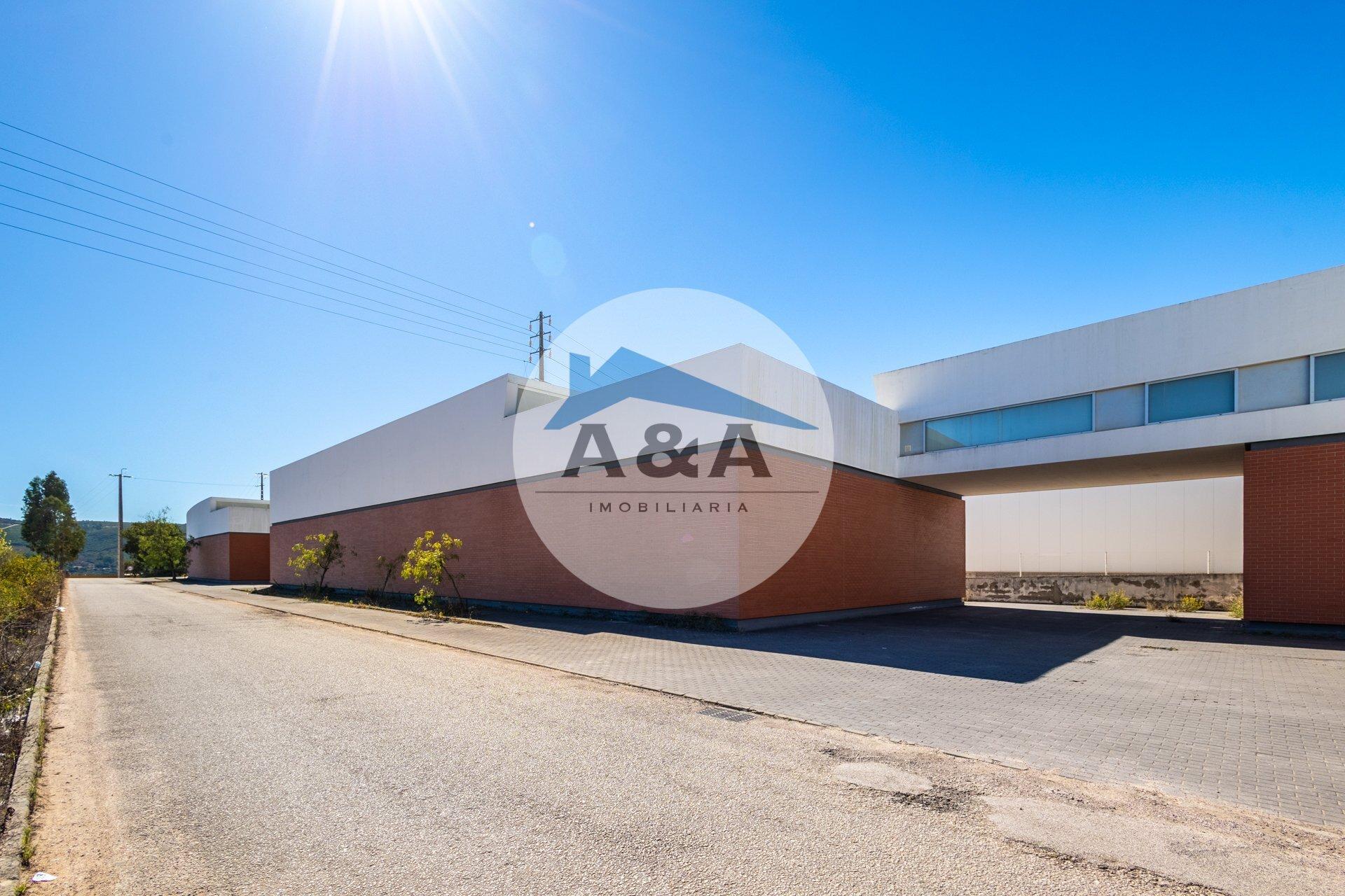 Armazém para Arrendamento perto de Autoestradas e zona Industrial