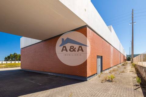 Armazém para Arrendamento perto de Autoestradas e zona Industrial
