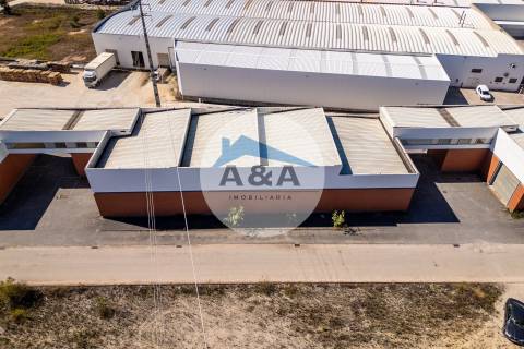 Armazém para Arrendamento perto de Autoestradas e zona Industrial