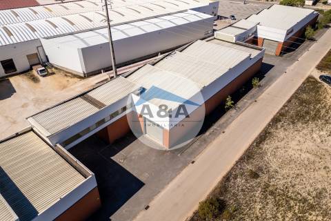 Armazém para Arrendamento perto de Autoestradas e zona Industrial