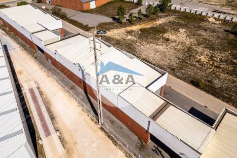 Armazém para Arrendamento perto de Autoestradas e zona Industrial