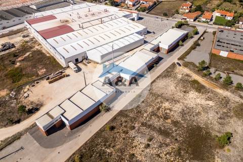 Armazém para Arrendamento perto de Autoestradas e zona Industrial
