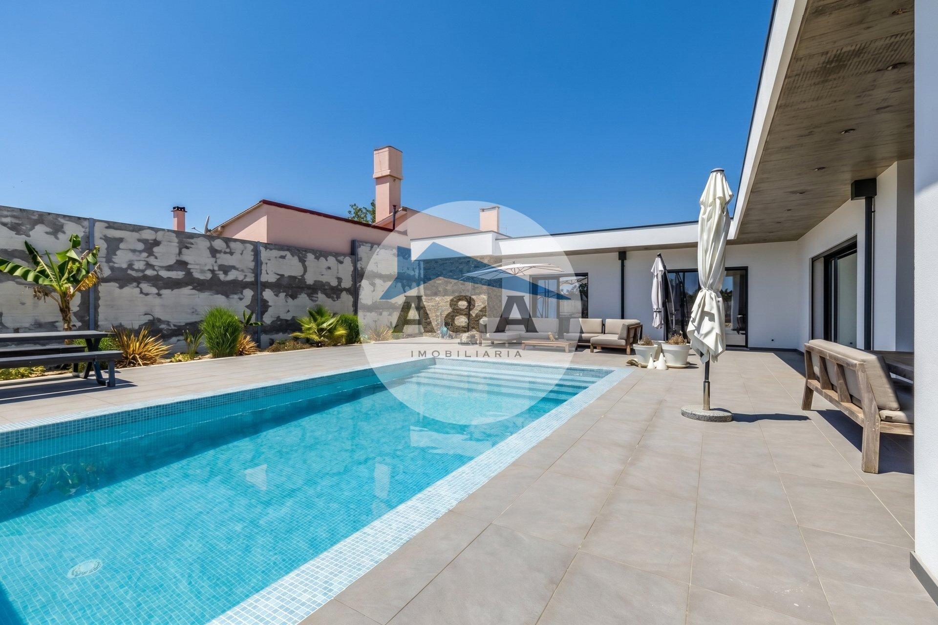 Moradia Térrea com Piscina Privativa a poucos Minutos da Nazaré