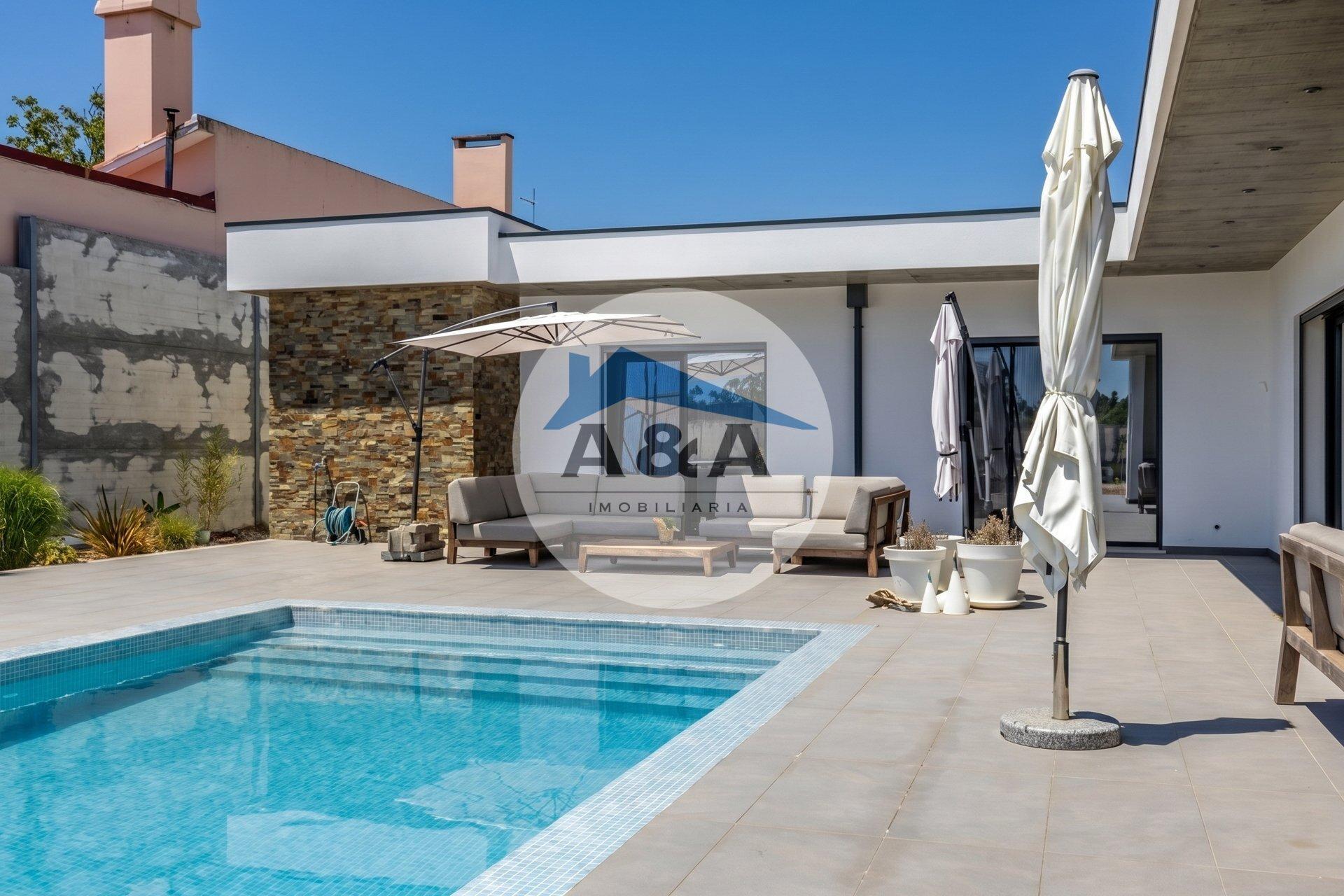 Moradia Térrea com Piscina Privativa a poucos Minutos da Nazaré