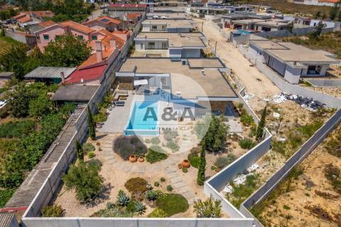 Moradia Térrea com Piscina Privativa a poucos Minutos da Nazaré