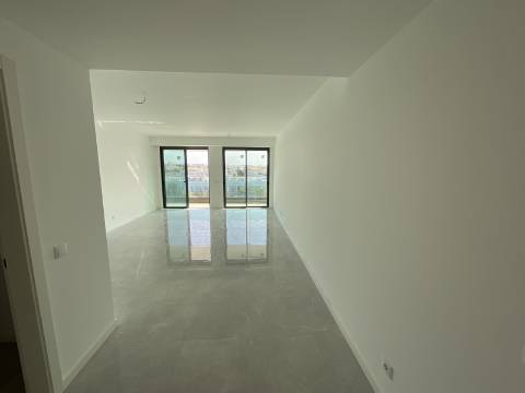 APARTAMENTOS DE LUXO EM ZONA CENTRAL COM PISCINA